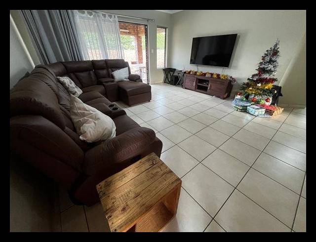 3 BEDROOM CLUSTER FOR SALE IN POMONA